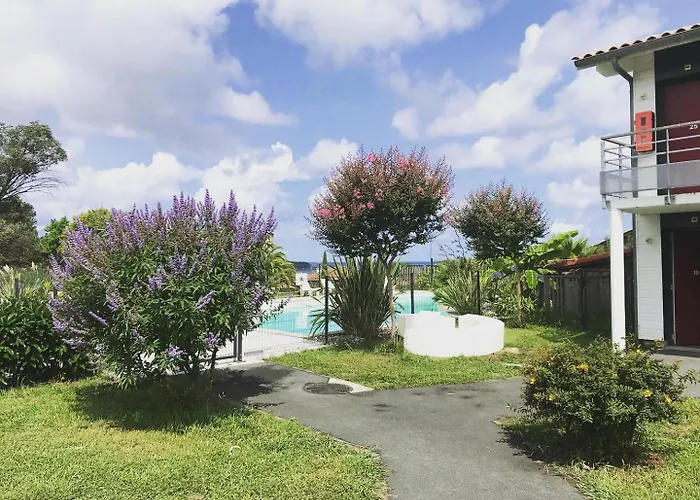 Bella Vista Guest Center Pays Basque *